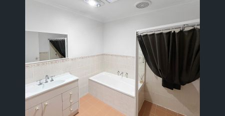 With Coffs Harbour CBD at your doorstep this private, low-maintenance property provides utter convenience with single level living. - Photo 5