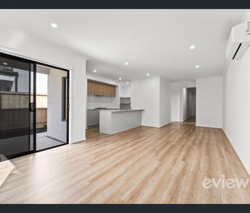 A beautiful townhouse in the Harpley Estate! - Photo 1