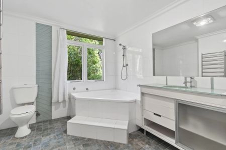 Private Upper-Level Retreat in Tranquil Setting - Photo 4