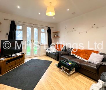 4 Bedroom Semi-Detached House for rent in Dennistead Crescent - Photo 2
