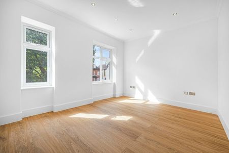 3 bedroom Flat to rent in Chatsworth Road, Kilburn, London, NW2 - Photo 2