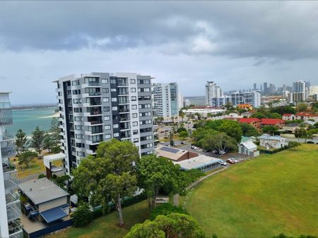 Unfurnished Luxury Living with Broadwater Views - Photo 5
