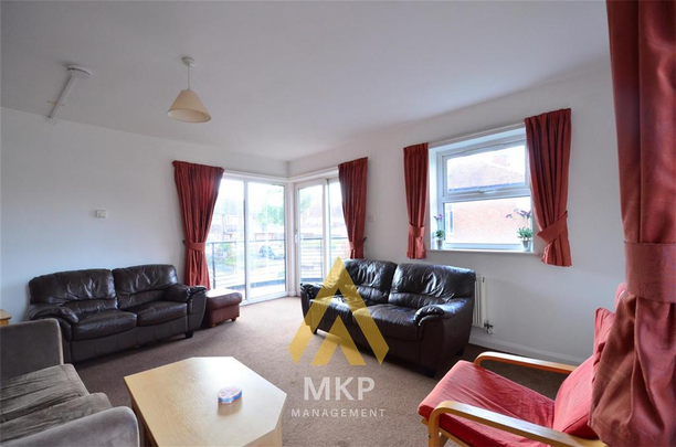 4 bedroom flat to rent - Photo 1