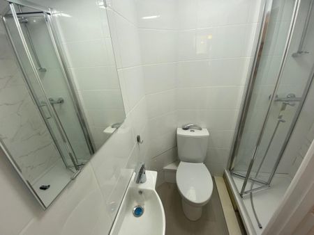 1 bedroom in a flat share to rent - Photo 3
