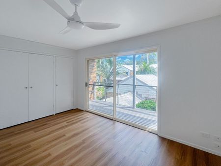 Immaculate Renovated Townhouse in a Prime Location - Photo 4