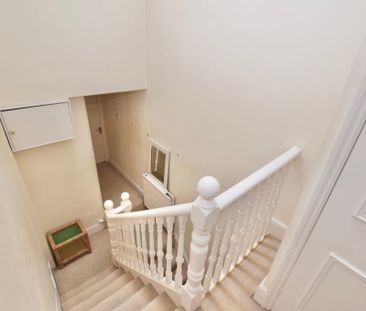 2 Bed Flat, Beauchamp Road, SW11 - Photo 1