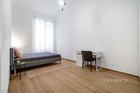 Stylový byt 2+kk na Praze 1. Cihlový dům. Dubové parkety, vysoké stropy, designová koupelna. - Fotografie 3