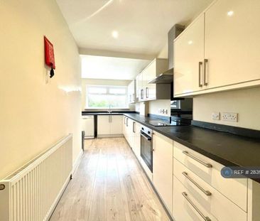 4 bedroom semi-detached house to rent - Photo 6