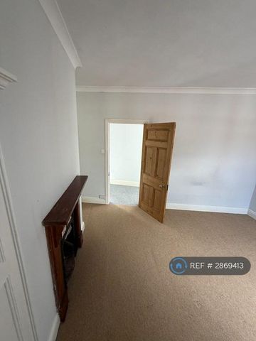 3 bedroom flat to rent - Photo 2