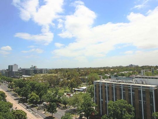 Modern Comfort Awaits: Furnished 2BR Apartment with Parking in North Melbourne! - Photo 1