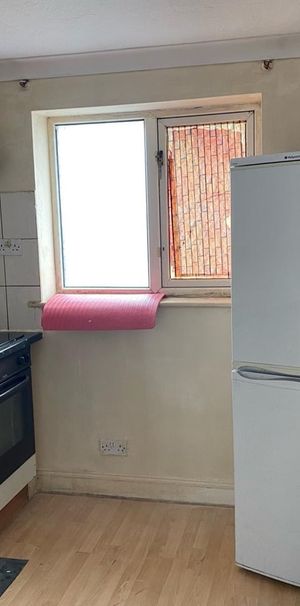 Room in a Shared Flat, Cheltenham Road, BS6 - Photo 1