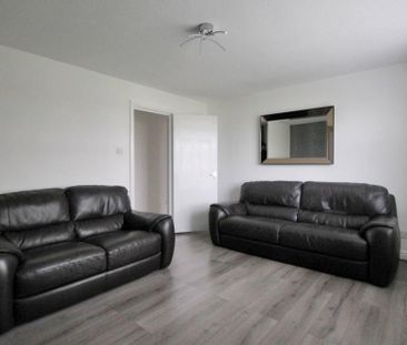 2 bedroom ground floor flat to rent - Photo 2
