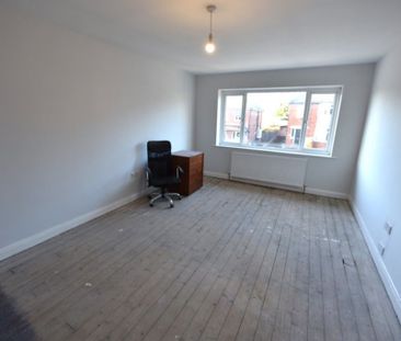 3 bedroom Flat in Lea Farm Drive, Leeds - Photo 3