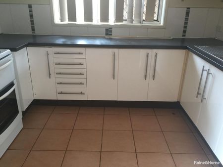 3 Bedroom Townhouse in a Secure Gated Complex - Photo 4