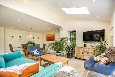 A bright and contemporary 6 bedroom family house in this popular village with well thought of Primary School and within easy access to Winchester and Andover, the A34 and A303 and the mainline railway station in Whitchurch. - Photo 3