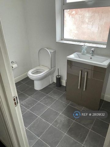 4 bedroom semi-detached house to rent - Photo 2