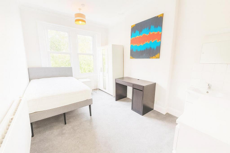 1 bedroom in a house share to rent - Photo 4