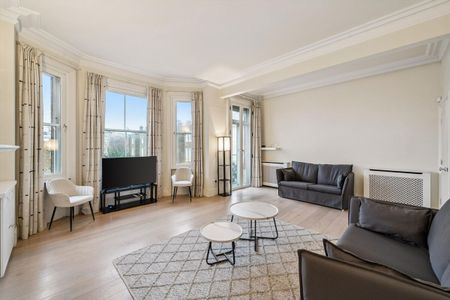 A 4 bedroom apartment situated on the third floor with lift and porter, SW5. - Photo 2