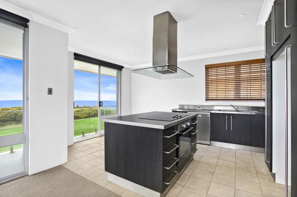 Lifestyle abode with panoramic ocean and headland views - Photo 1