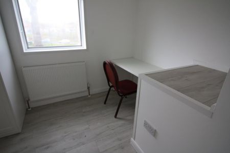 4 bedroom semi-detached house to rent - Photo 4