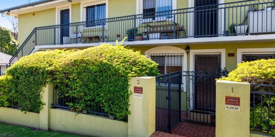 Charming One-Bedroom Apartment with Private Courtyard - Photo 3