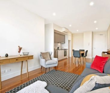 MODERN TWO BEDROOM APARTMENT IN FANTASTIC LOCATION! - Photo 3
