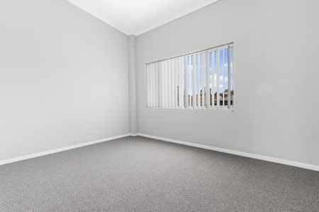 Coastal Convenience - Quiet Top-Floor Living - Photo 4