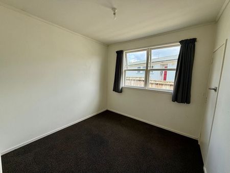 Sun Soaker - Charming 3BR Te Atatu Peninsula Home - Photo 3