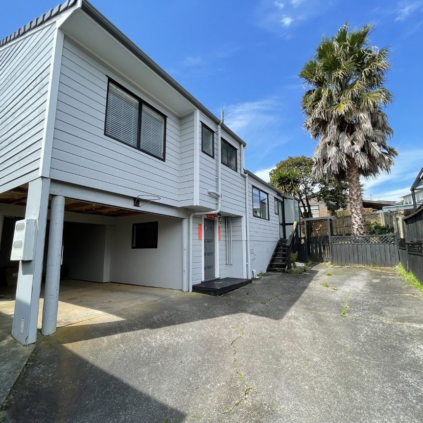 3 Bedrooms, Forrest Hill - Photo 1