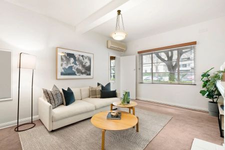 North Facing, Spacious Art Deco – Ground Floor - Photo 2