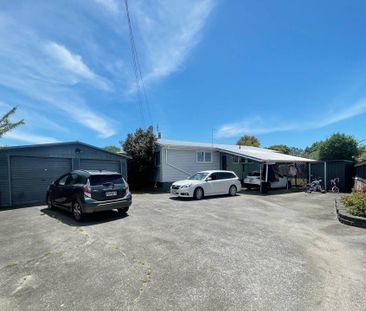 Large fully fenced family home - Photo 4