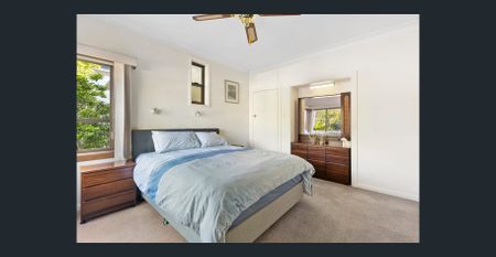 Comfortable Family Home with Spacious Backyard - Photo 3