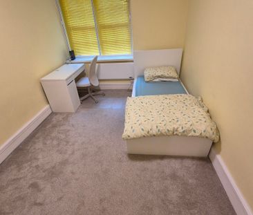 Private Mansion Block, Freshly Redecorated Compact to Rent in Centr... - Photo 5