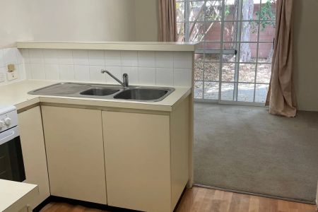 3-bedroom, 2-bathroom townhouse - Photo 4
