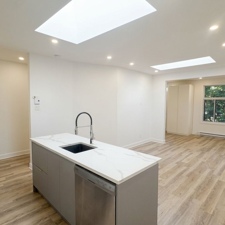 3½ For Rent — Le Plateau-Mont-Royal — $1 - Photo 1