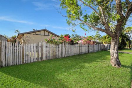 Freestanding Villa - New Kitchen - Fenced Yard - Garage and Carport - Photo 2