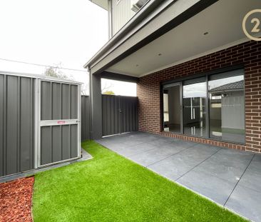 Beautiful, Modern & Spacious Townhouse! - Photo 1