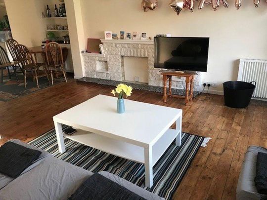 4 bedroom flat to rent - Photo 1