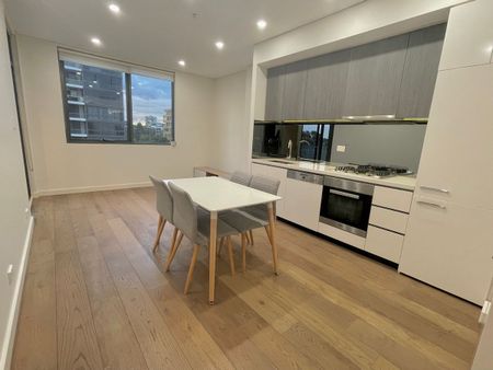 Modern Fully Furnished 1-Bedroom Plus Study Apartment in the Heart of Waterloo - Photo 3