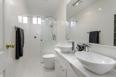 Three Bedroom Art Deco Modernised Home - Photo 5