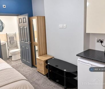 1 bedroom in a house share to rent - Photo 2