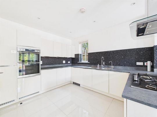 5 bedroom detached house to rent - Photo 1