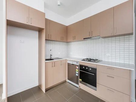 “Impressive & Spacious Apartment in the Heart of West Footscray” - Photo 5