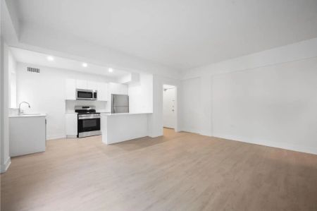 110 St. Clair Avenue W — 2 Bedroom - Photo 2