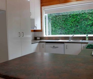 Spacious & Sunny Three-Bedroom Home in Raumati Beach - Photo 2