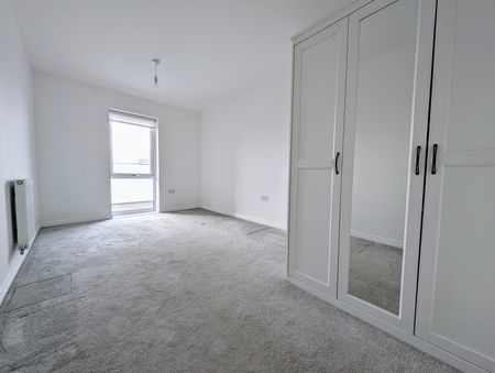 Immaculate 2 Bed Flat - Photo 4
