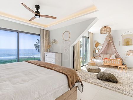 Impressive 4-bedroom beachfront townhouse for Long Term rental in Estepona - Photo 5