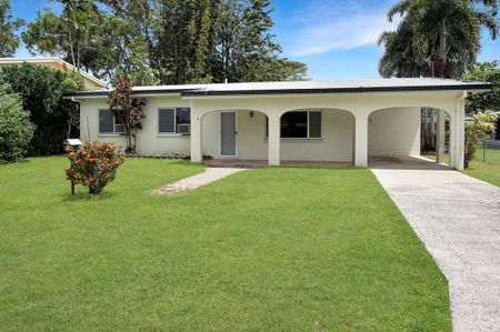 Spacious 6-Bedroom Family Home in Prime Location - Photo 2