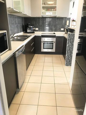 Spacious Top-Floor 3-Bedroom Unit with Private Spa & Water Views - Photo 5