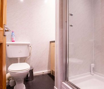 Contemporary five bedroom house in prime location - Photo 4